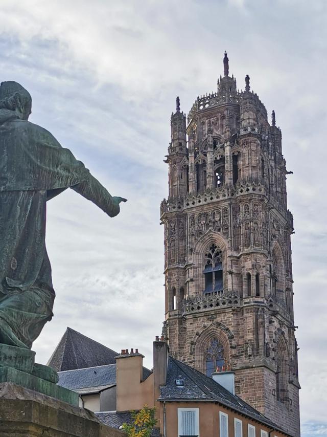 Monseigneur Affre face à la cathédrale de Rodez