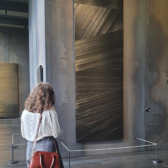 Personne admirant un outrenoir dans le musée Soulages