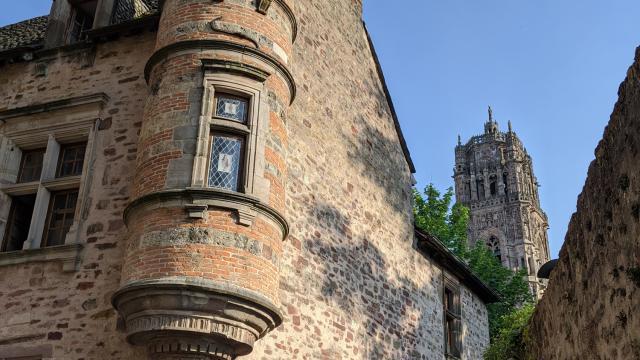 Tourelle d'angle de l'hôtel particulier Delauro dans une ruelle derrière le clocher de la cathédrale