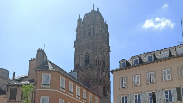 Cathédrale de Rodez vue de la place de la Cité