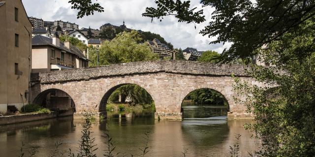 Rivière Aveyron sous le pont du Monastère