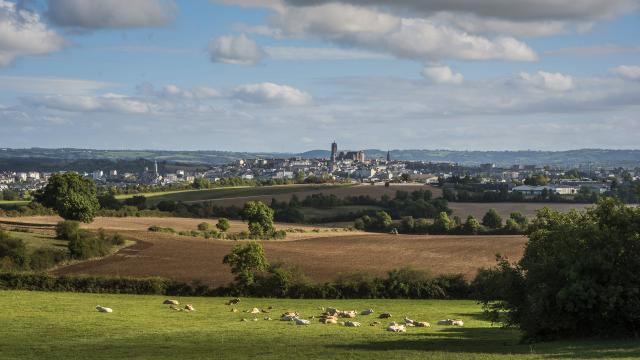 Vue sur Rodez depuis la campagne