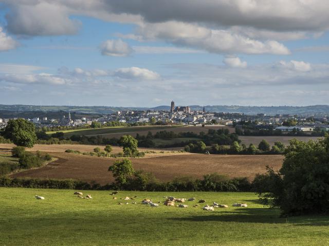 Vue sur Rodez depuis la campagne