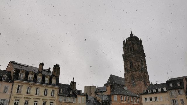 Flocons de neige tombant du ciel sur les maisons de Rodez et la cathédrale