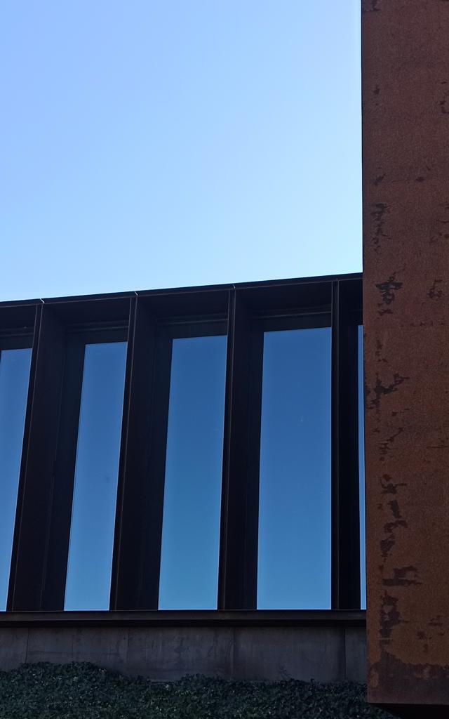 Jeu de matières - verre et acier Corten, musée Soulages