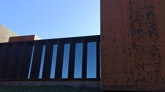 Jeu de matières - verre et acier Corten, musée Soulages