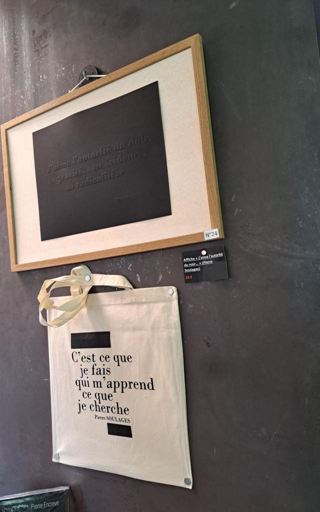 Affiche et tote bag de la boutique du musée Soulages