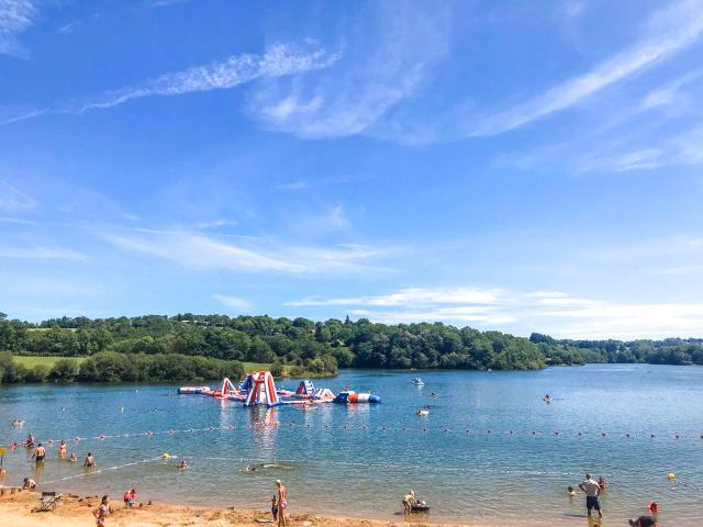 Aquapark, plage des Rousselleries à Pont-de-Salars