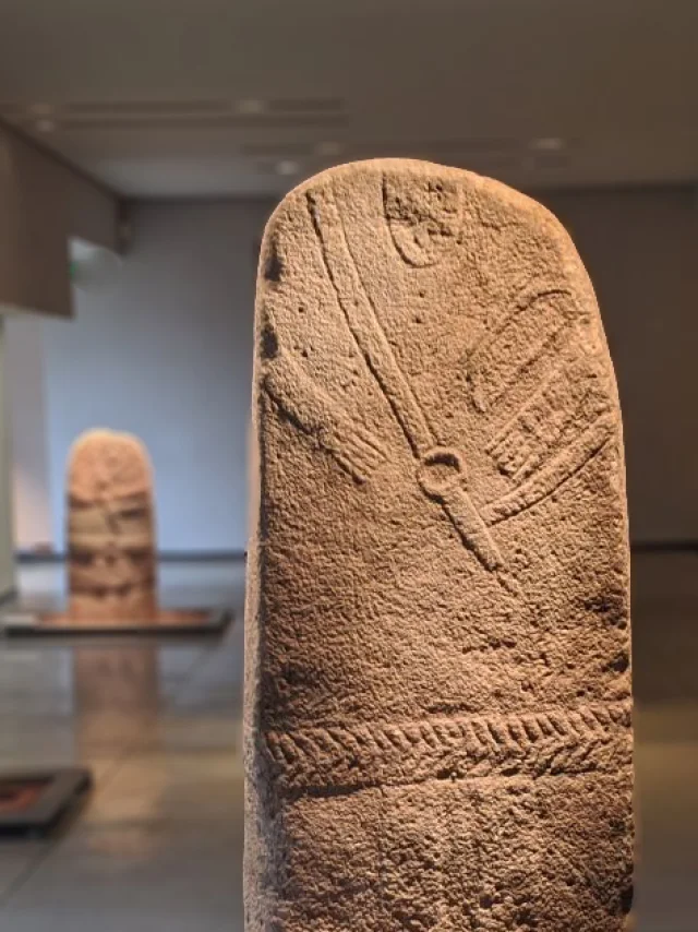 Salle des statues-menhirs du musée Fenaille