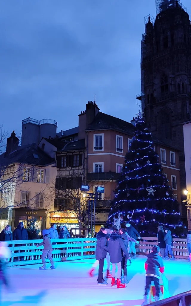 Patinoire au pied de la cathédrale de Rodez